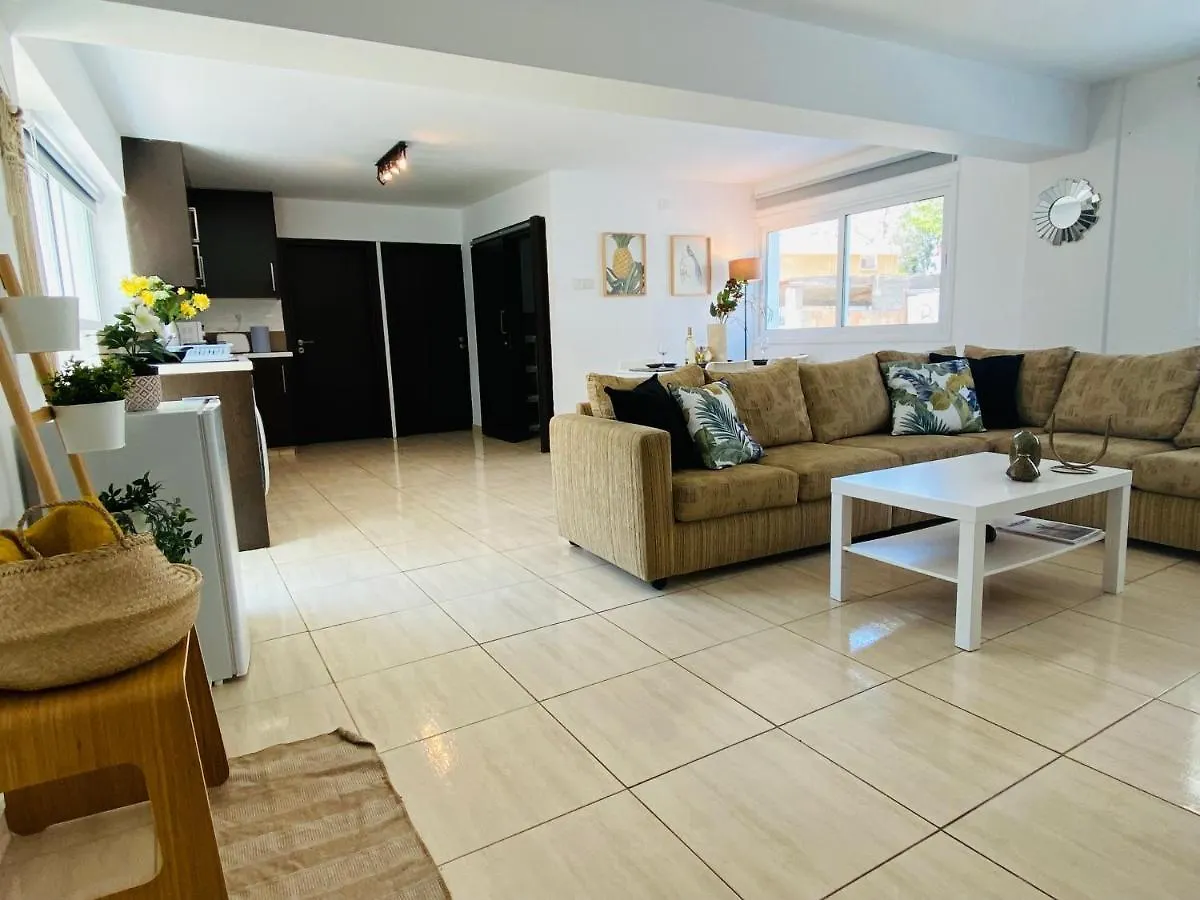 Serena'S 2-Br Apartment In Ларнака